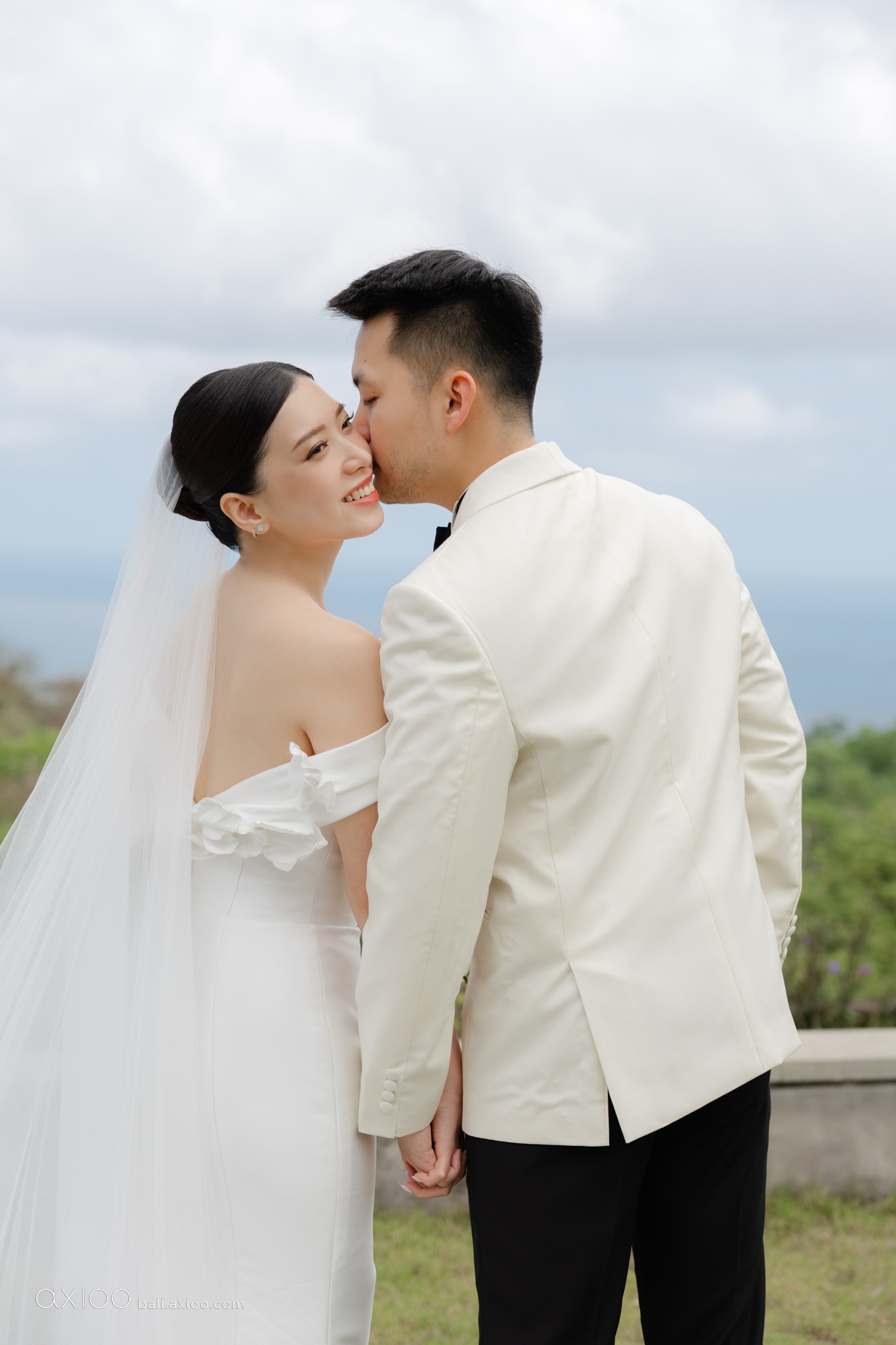 Axioo: A Study in Softness: A Wonderland Uluwatu Wedding in Bali
